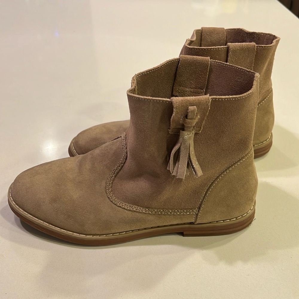 Hanna Andersson Girl's Pull-on Taupe Suede Ankle Boot Tassel Bootie - size 5 M